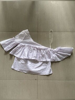 essue White Ruffled top